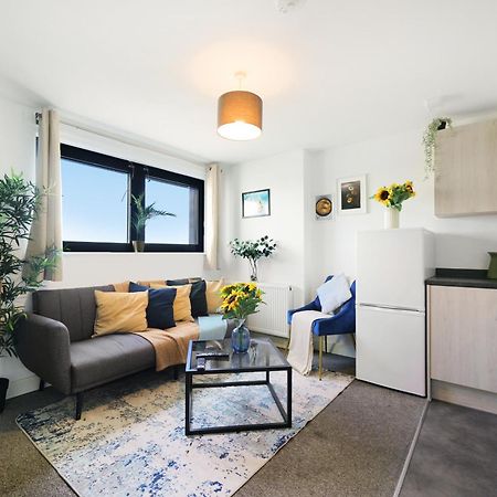 Modern Apartments With Free Parking Near Heathrow Colnbrook Exterior foto