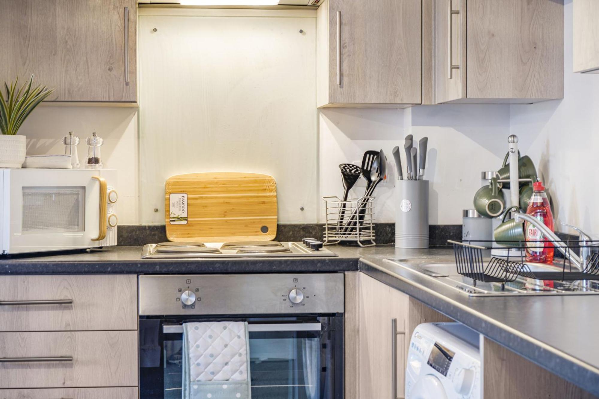 Modern Apartments With Free Parking Near Heathrow Colnbrook Exterior foto