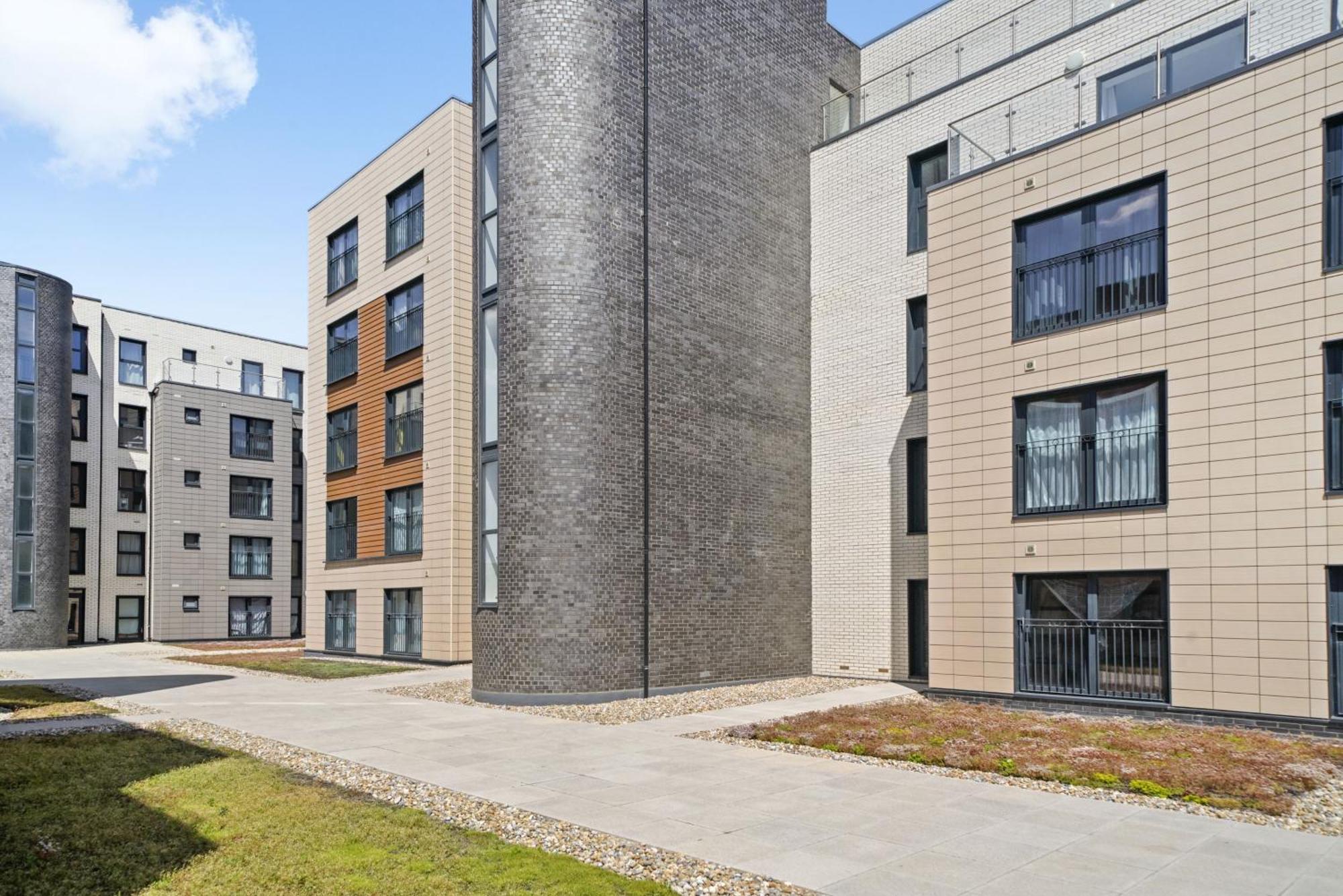 Modern Apartments With Free Parking Near Heathrow Colnbrook Exterior foto