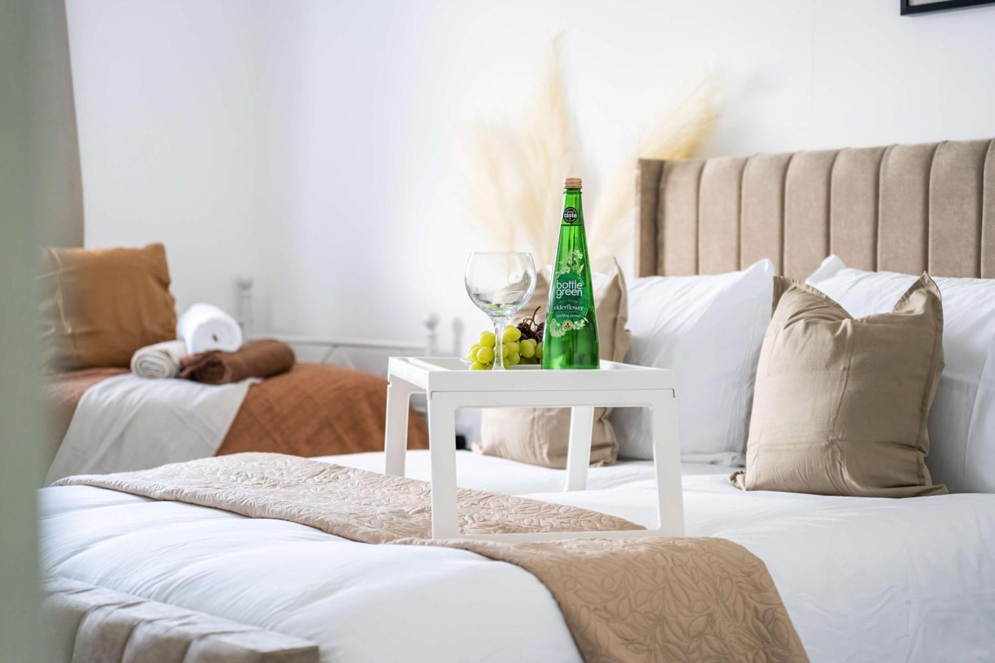 Modern Apartments With Free Parking Near Heathrow Colnbrook Exterior foto